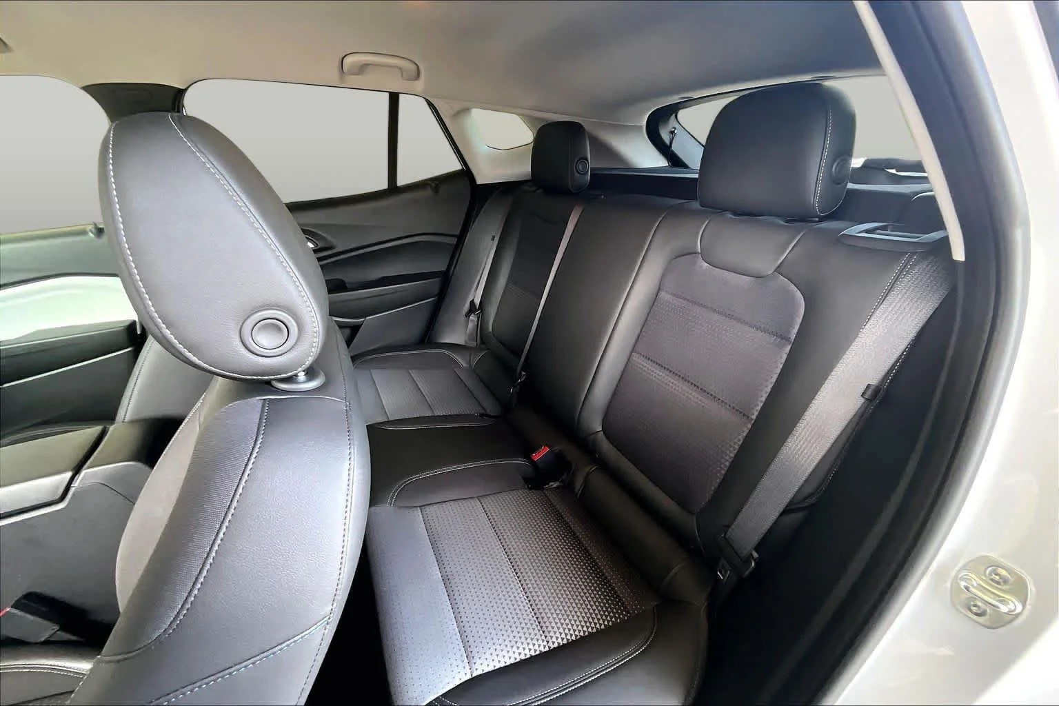 Used 2025 Summit White Chevrolet LT image 20