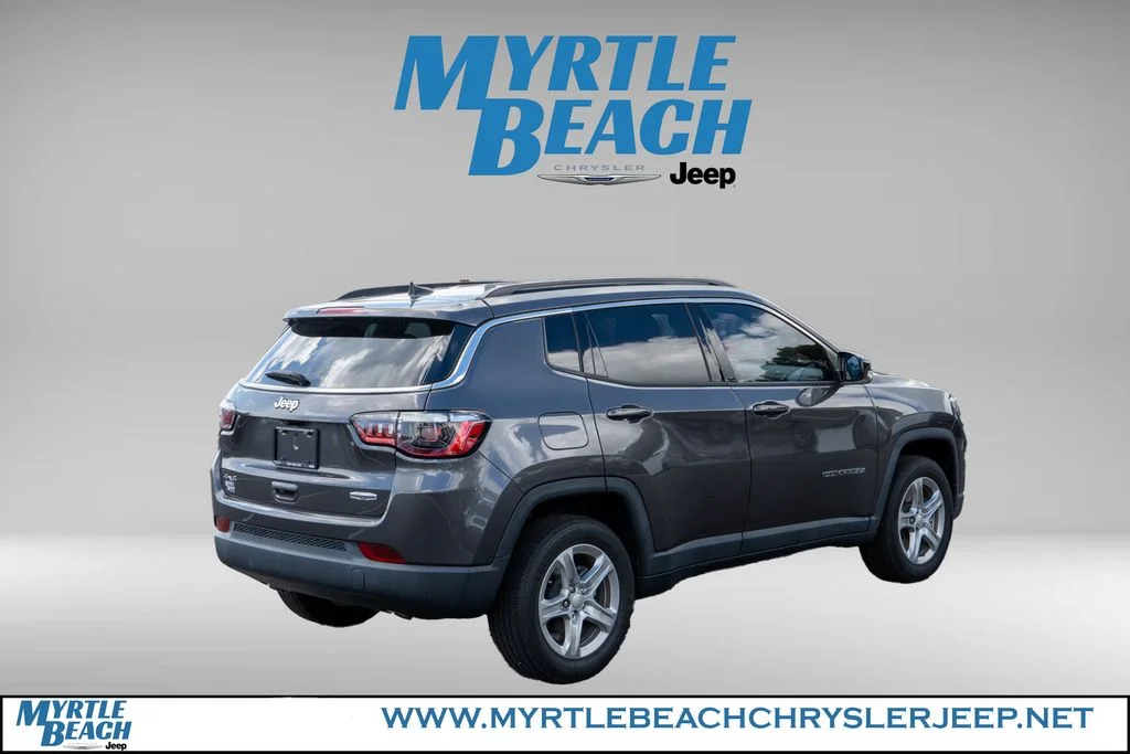 Used 2023 Crystal Metallic Jeep Latitude image 6