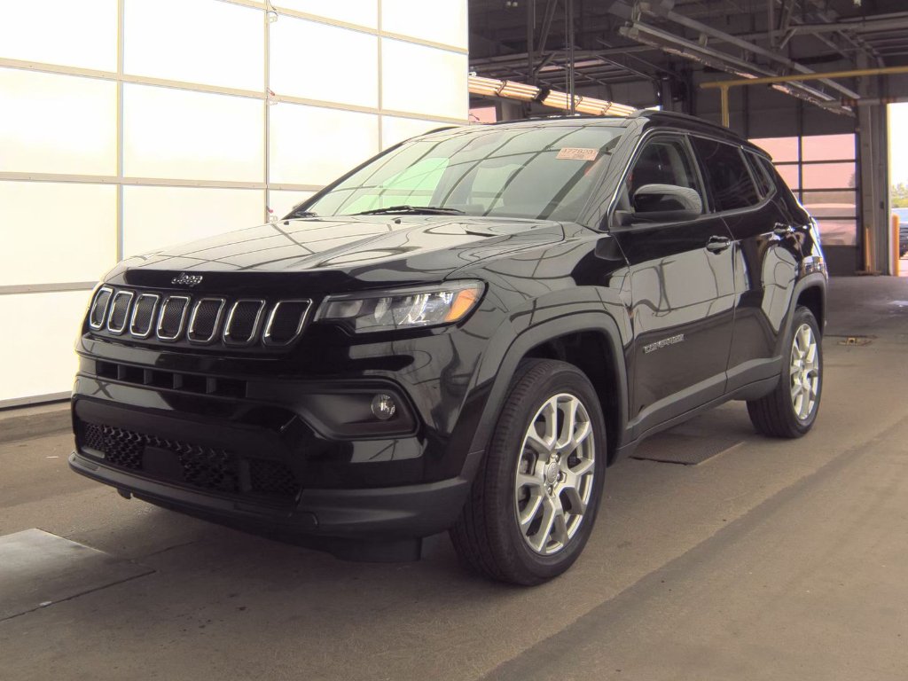 Used 2022 Diamond Black Crystal Pearlcoat Jeep Latitude Lux image 1