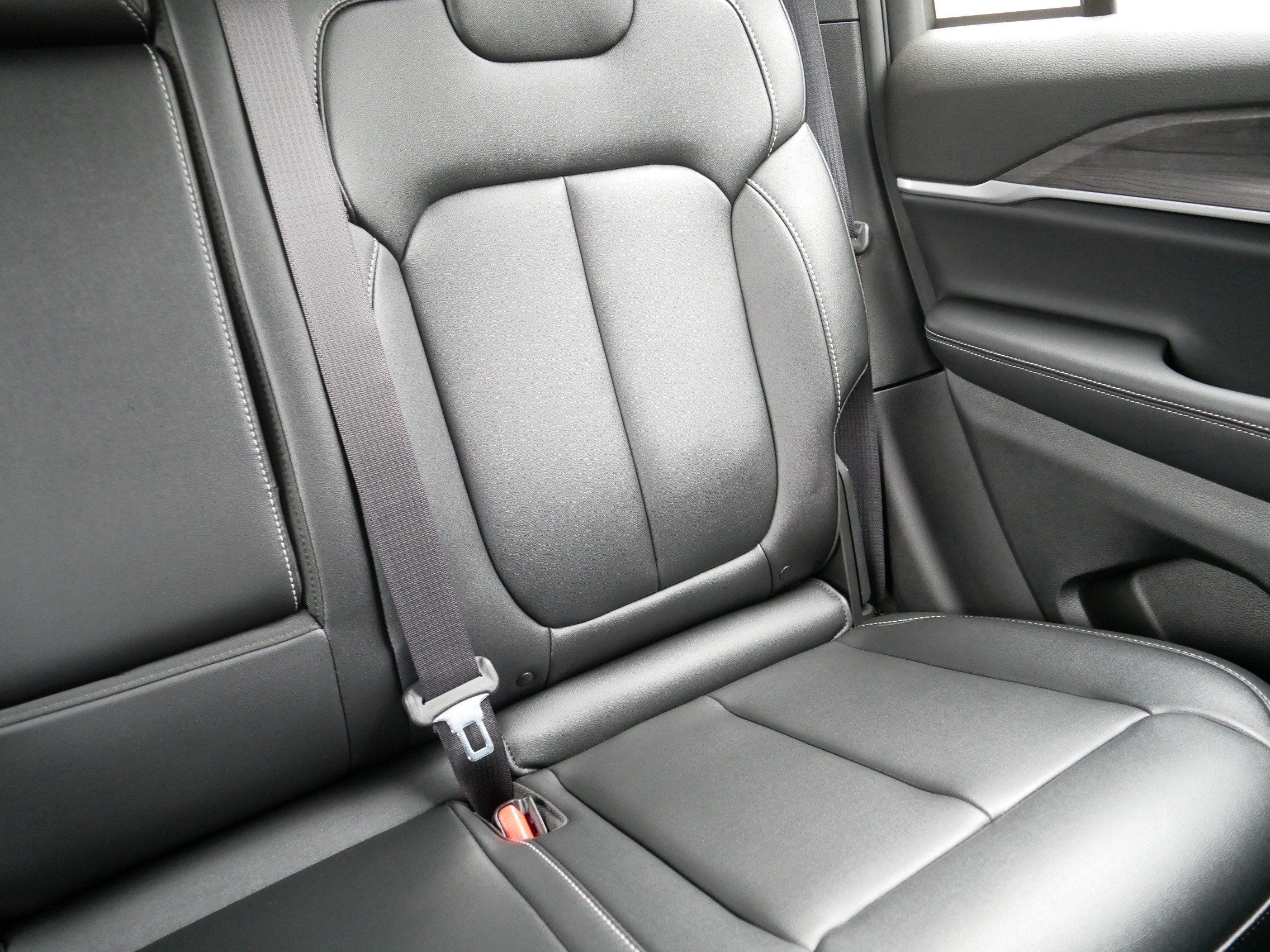 Used 2024 Velvet Red Pearlcoat Jeep Limited image 14