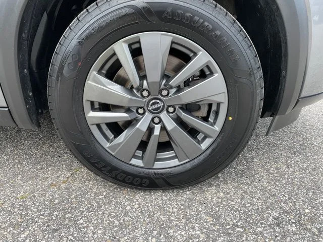 Used 2023 Gray Nissan SV image 6