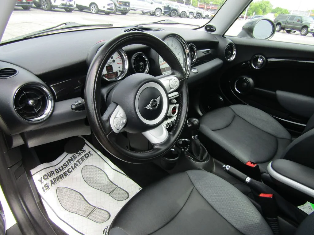 Used 2010 Pepper White MINI Base image 15