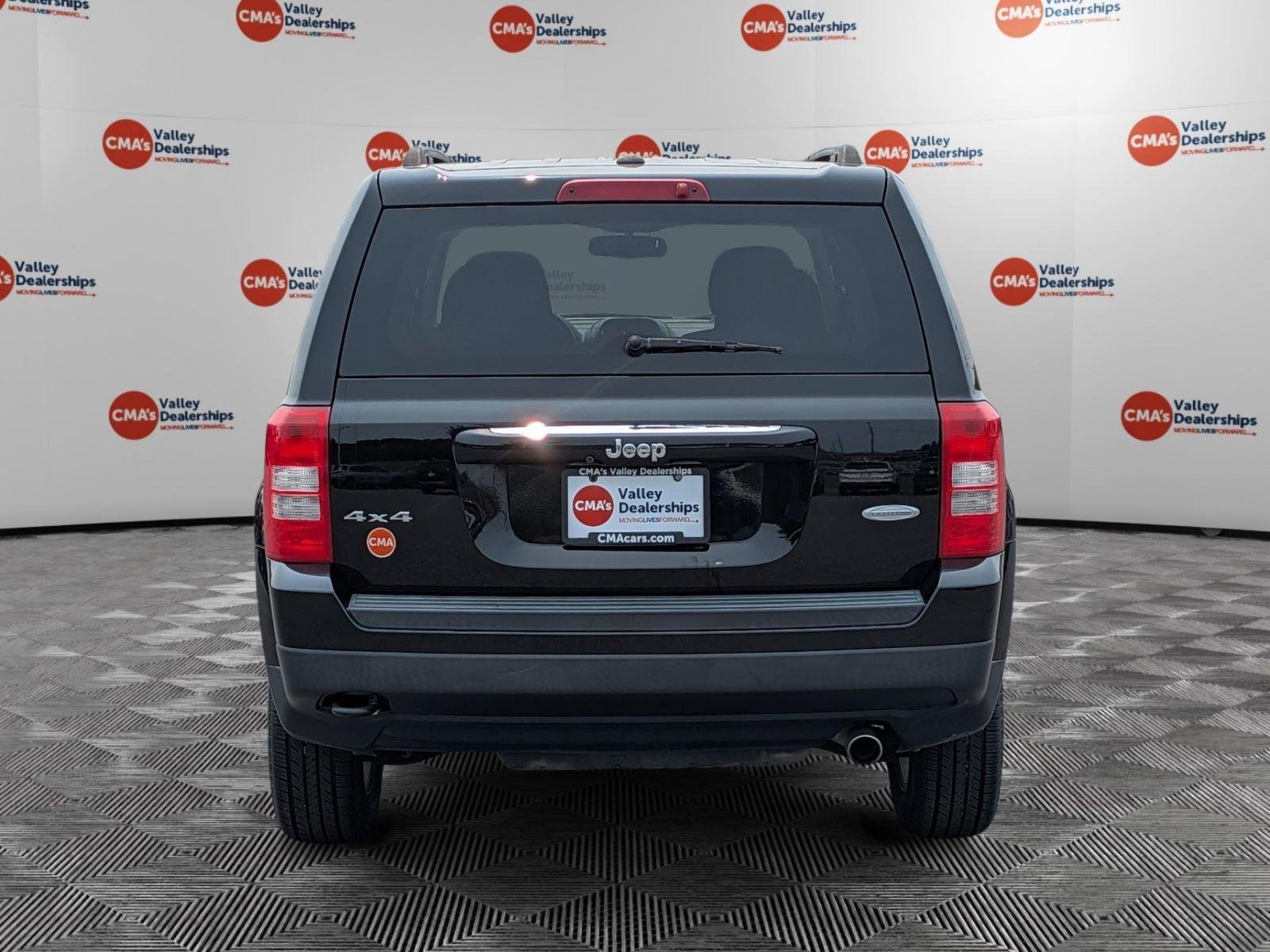 Used 2017 Black Clearcoat Jeep Latitude image 6
