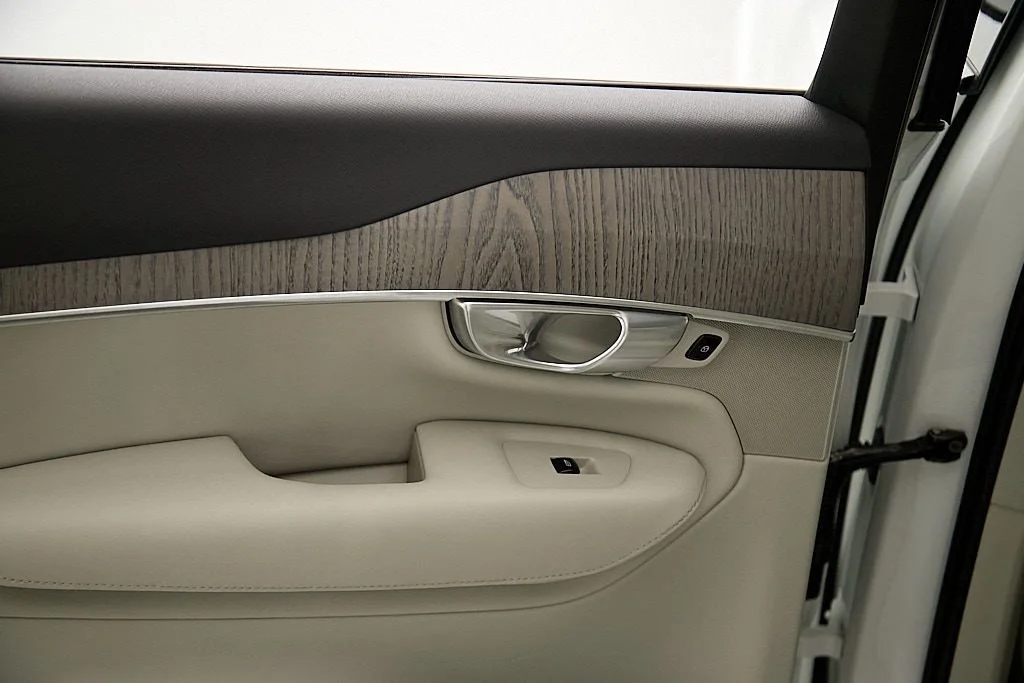 New 2023 Crystal White Volvo Plus image 20