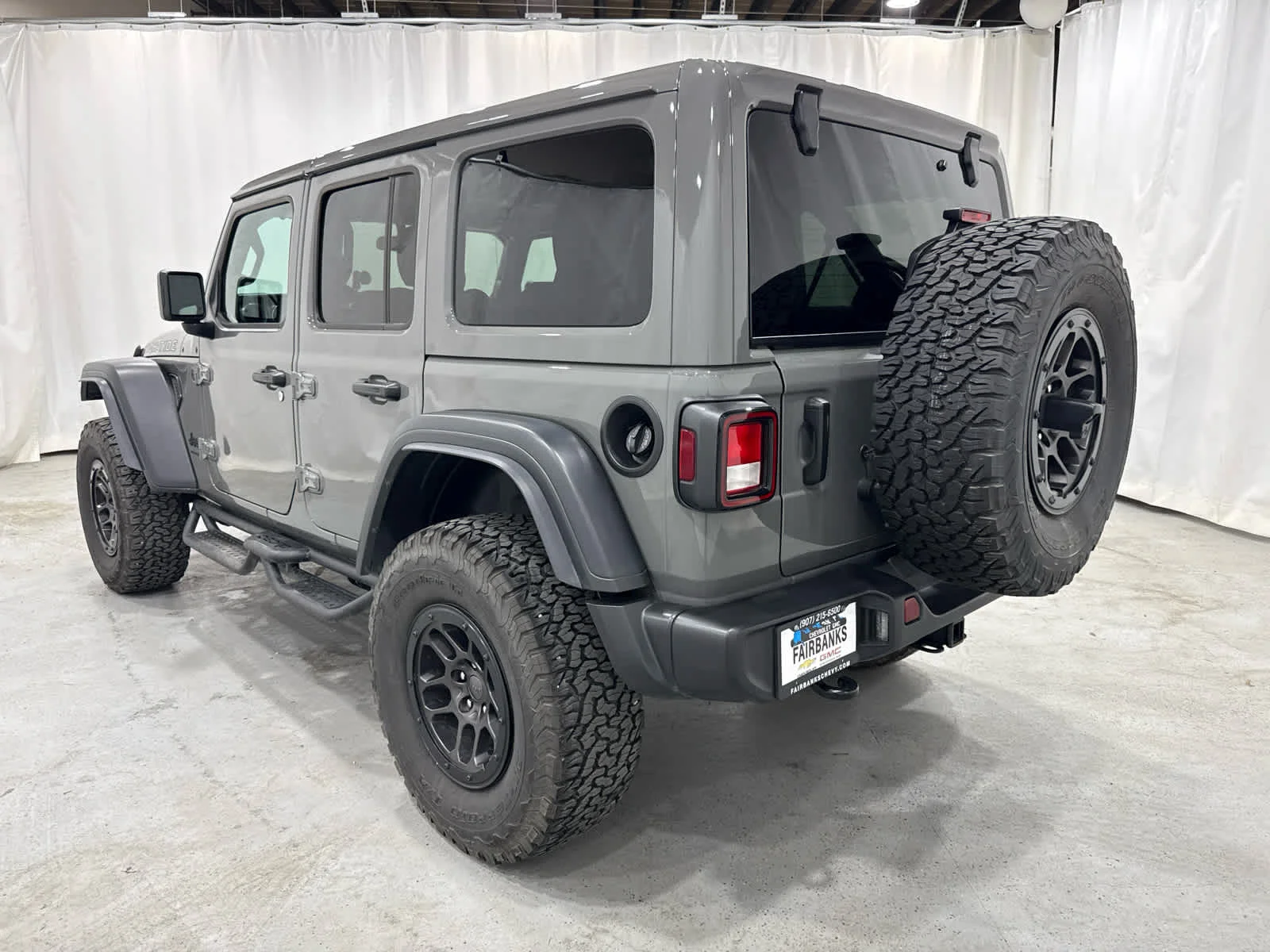 Used 2023 Gray Jeep 4-Door High Tide 4x4 image 3