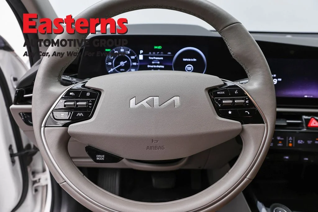 Used 2023 White Kia Wind image 10