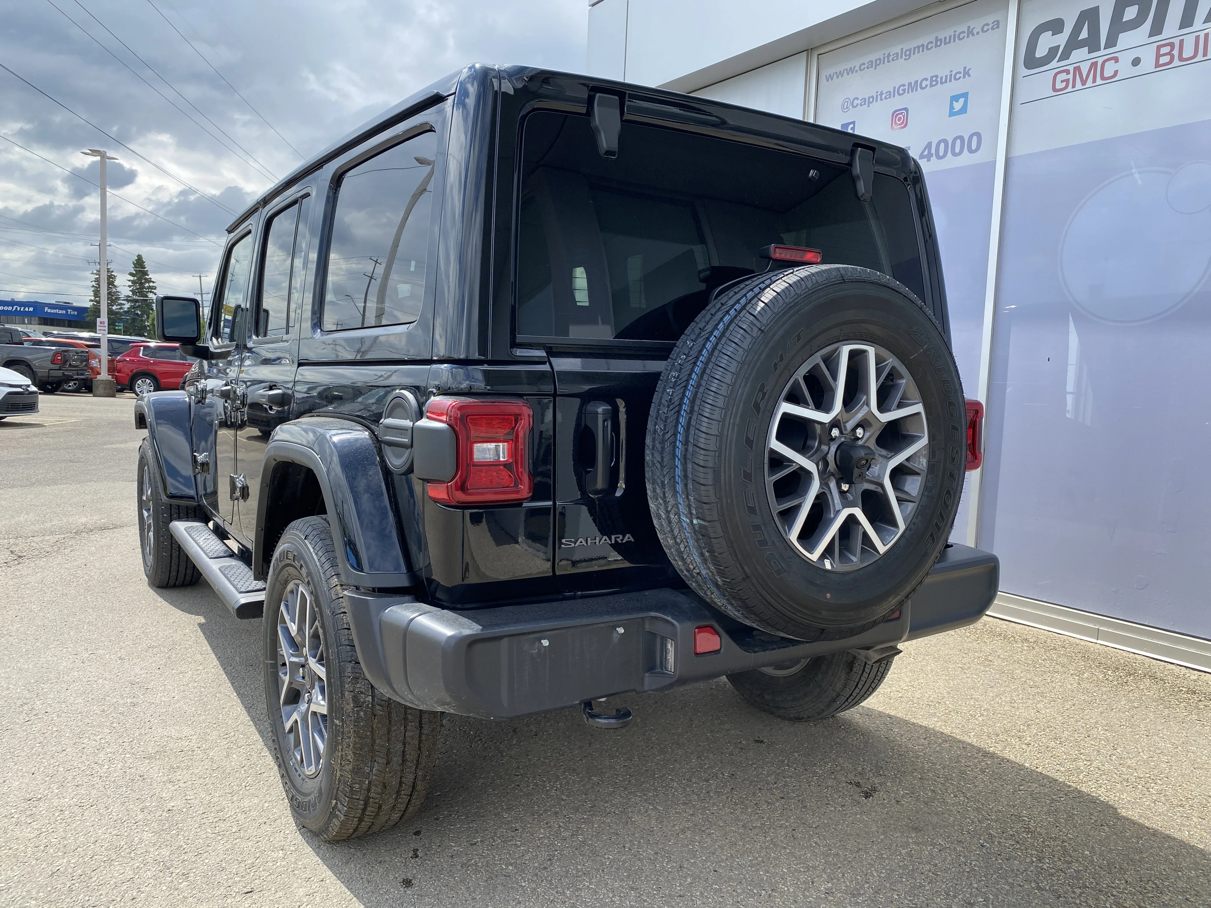 Used 2025 Black Jeep Sahara 4 Door 4x4 * 3.6L V6 * REMOTE STARTER * ADAPTIVE CRUISE * image 3