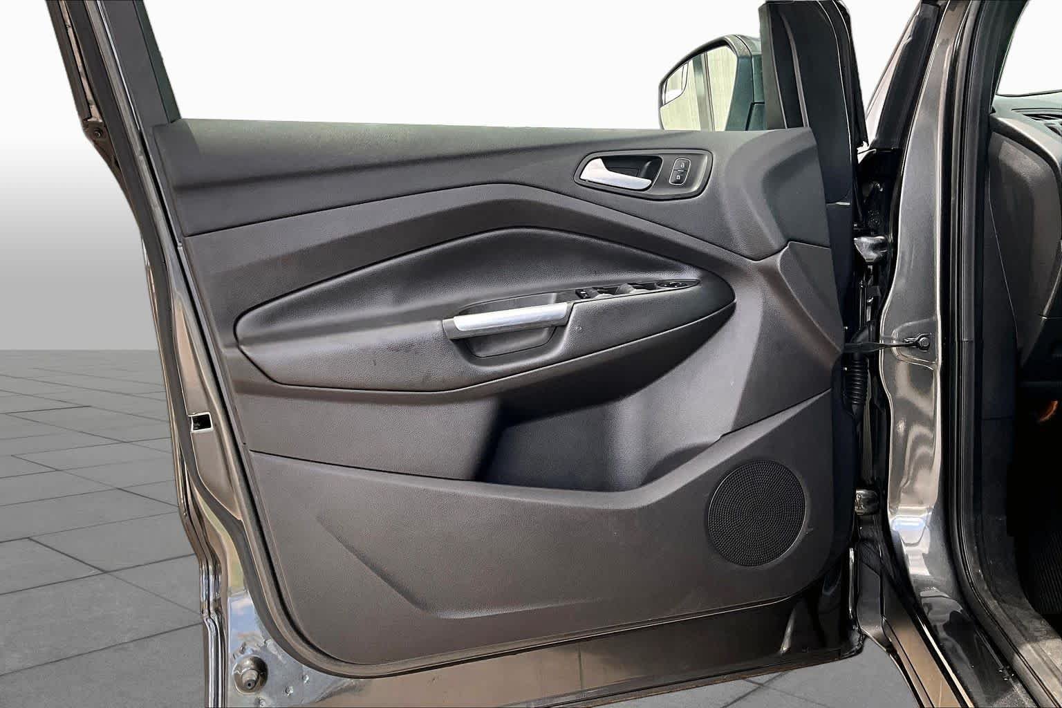 Used 2018 Magnetic Metallic Ford SE image 21
