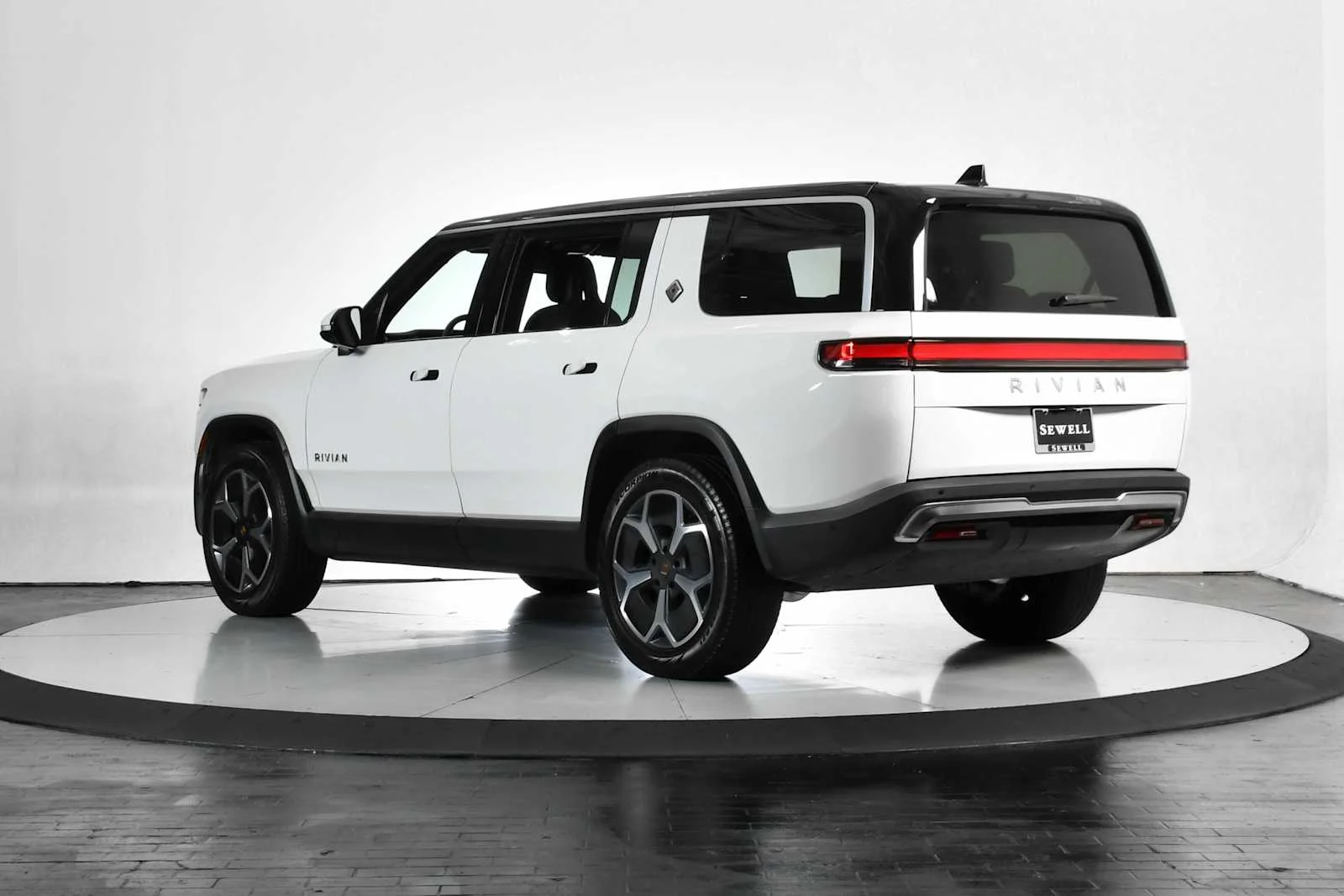 Used 2024 Glacier White Rivian Adventure image 4