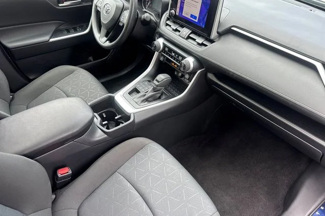 2025 Toyota RAV4 XLE - Photo 18