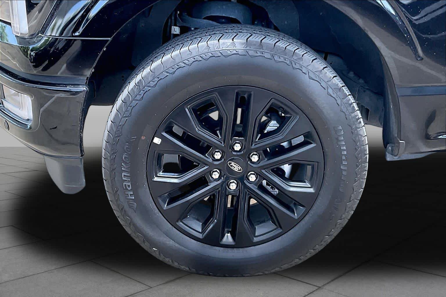 Used 2024 Agate Black Metallic Ford LARIAT image 11
