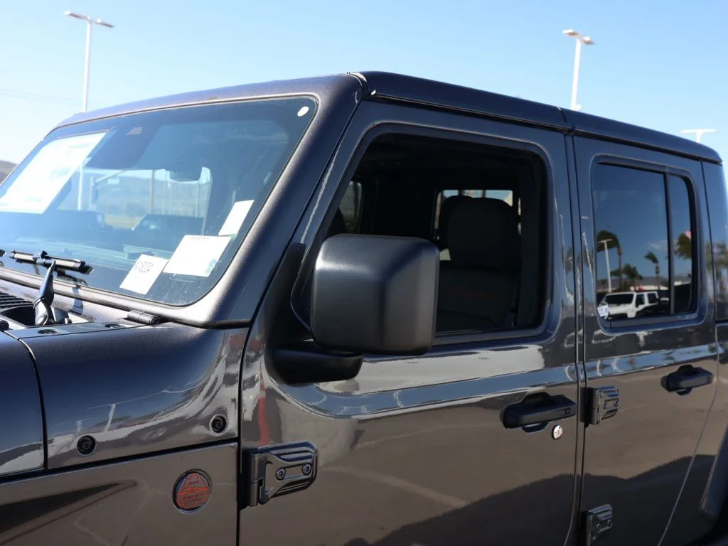 New 2026 Granite Crystal Metallic Clear-Coat Exterior Paint Jeep Mojave X image 11