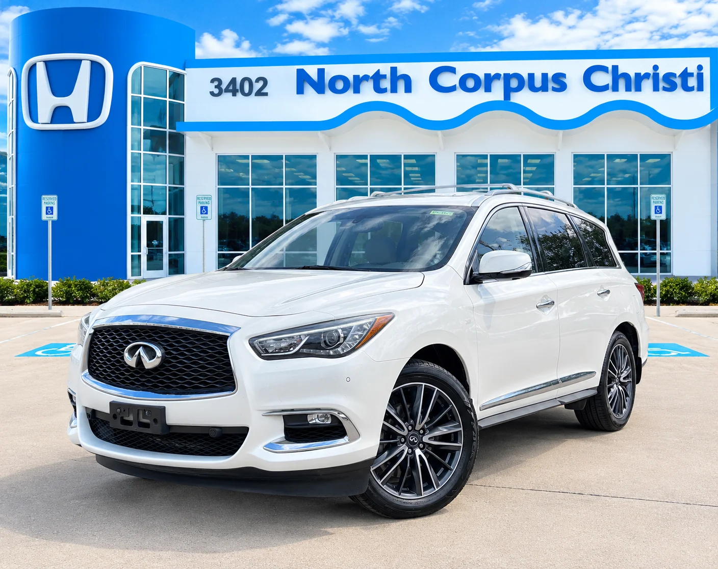 Used 2020 White INFINITI LUXE image 1
