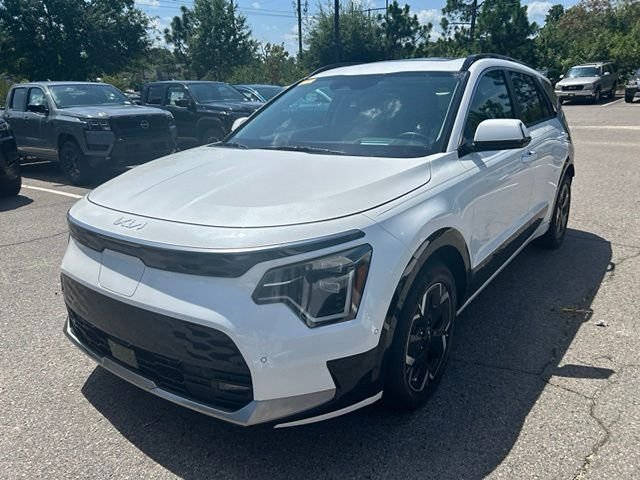 Used 2023 White Kia Wave image 6