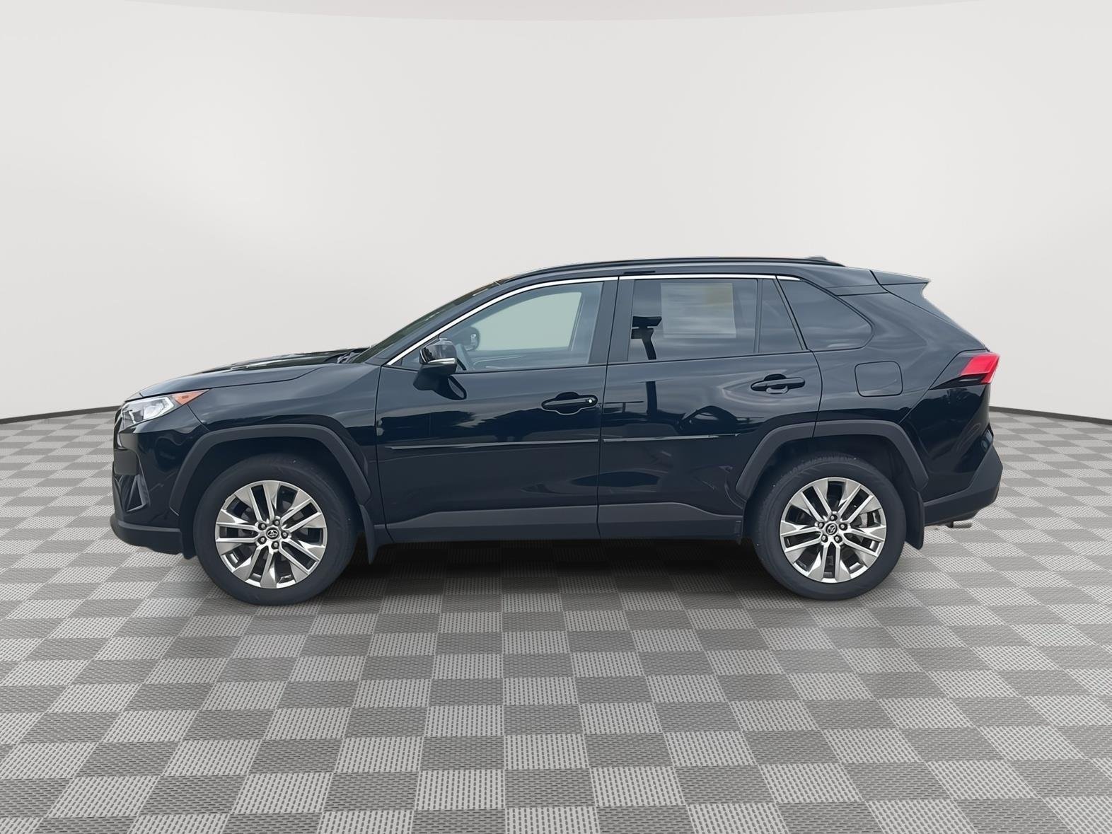Used 2020 Midnight Black Metallic Toyota XLE Premium image 8