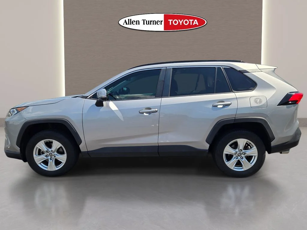 Used 2021 Silver Toyota XLE image 10