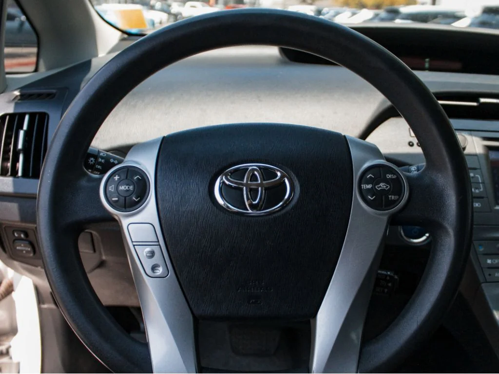 Used 2012 White Toyota One image 11