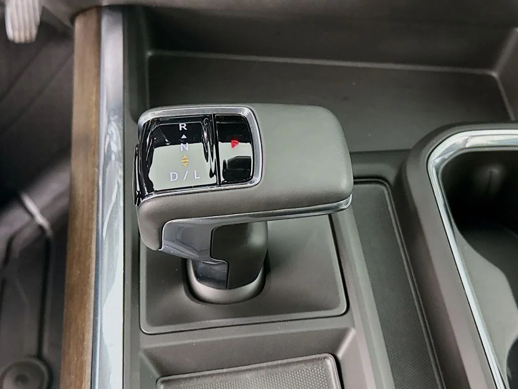 Used 2023 Pearl Chevrolet High Country image 16