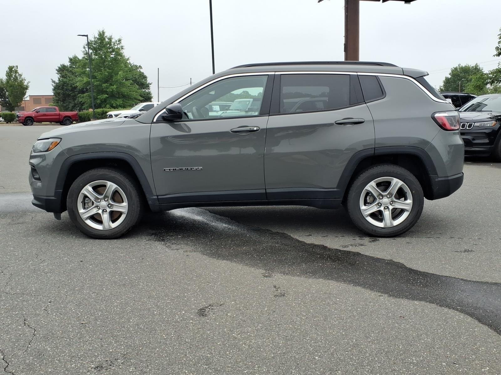 Used 2024 Sting-Gray Clearcoat Jeep Latitude image 3