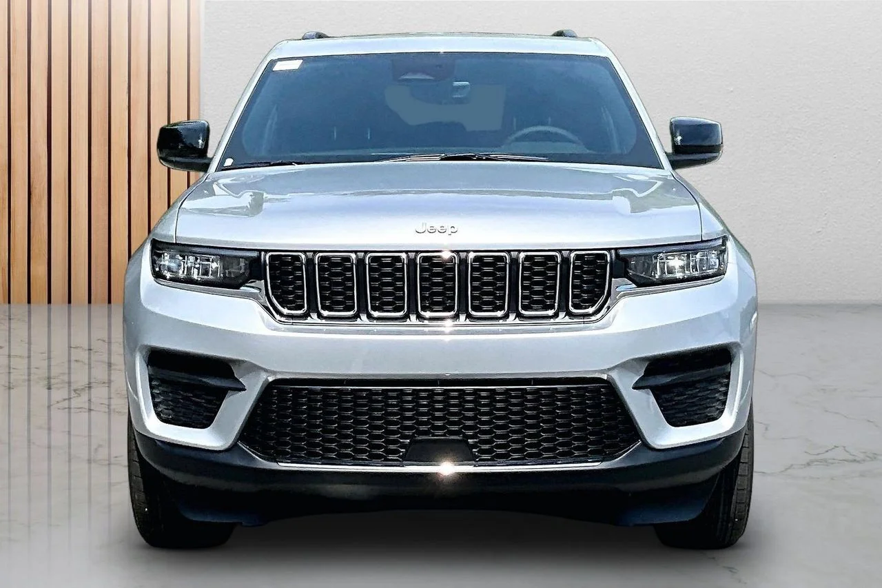 New 2026 Silver Zynith Jeep Laredo image 3