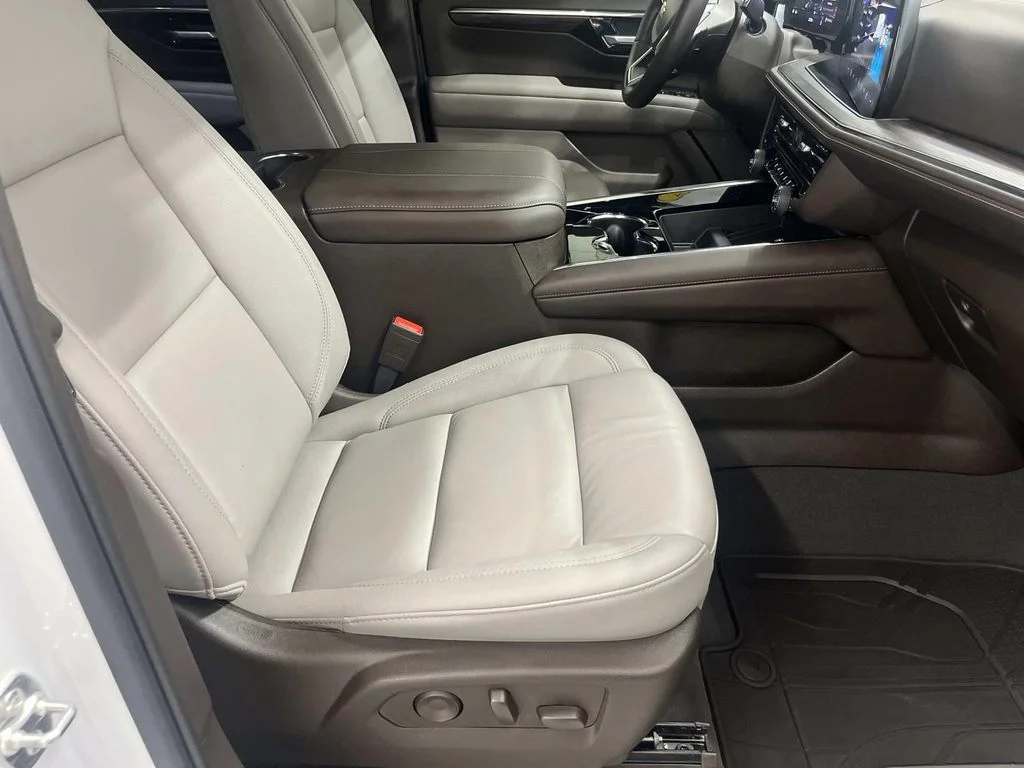 Used 2025 Summit White Chevrolet LT image 28