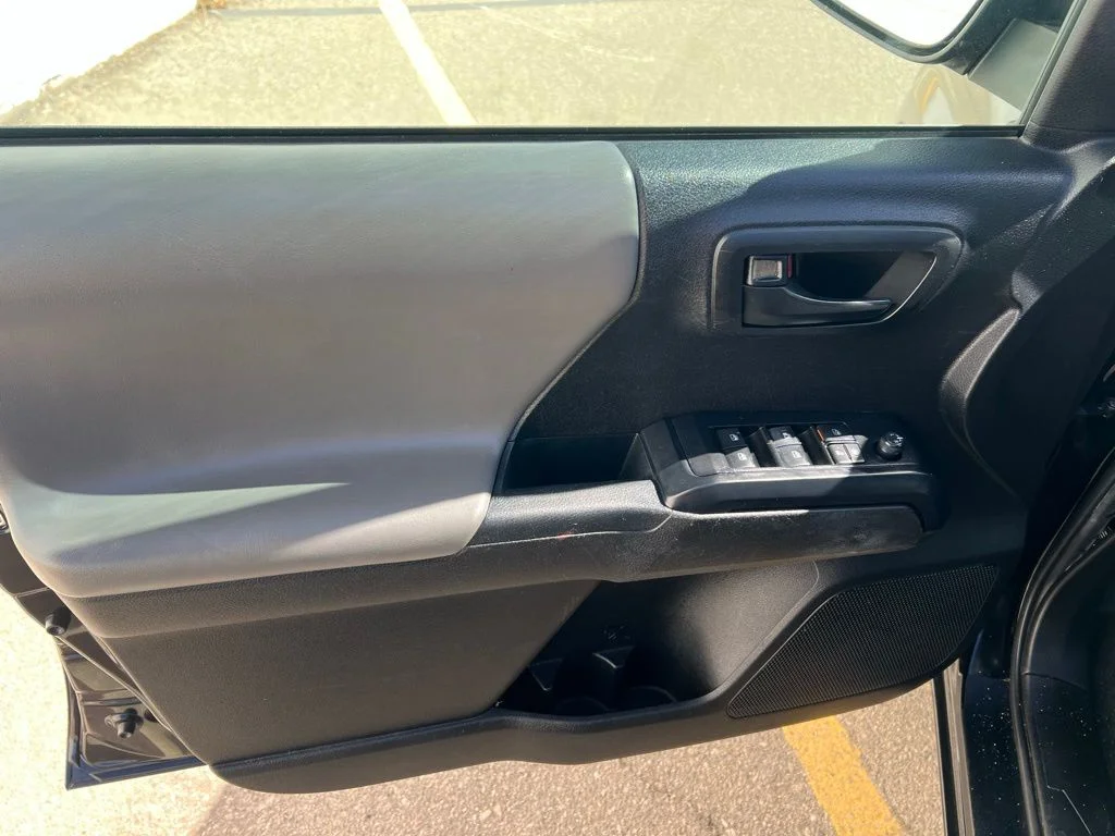 Used 2022 Midnight Black Metallic Toyota SR image 9