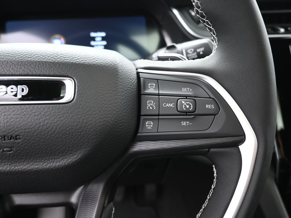New 2025 Diamond Black Crystal Pearl-Coat Exterior Paint Jeep Altitude X image 2