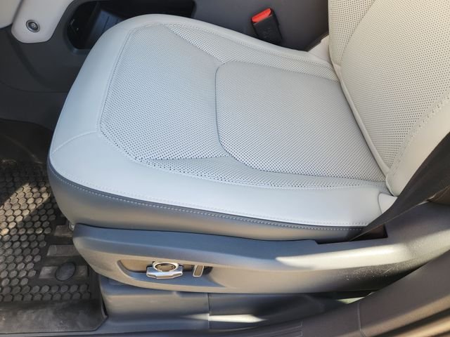 Used 2025 Santorini Black Metallic Land Rover X-Dynamic SE image 23
