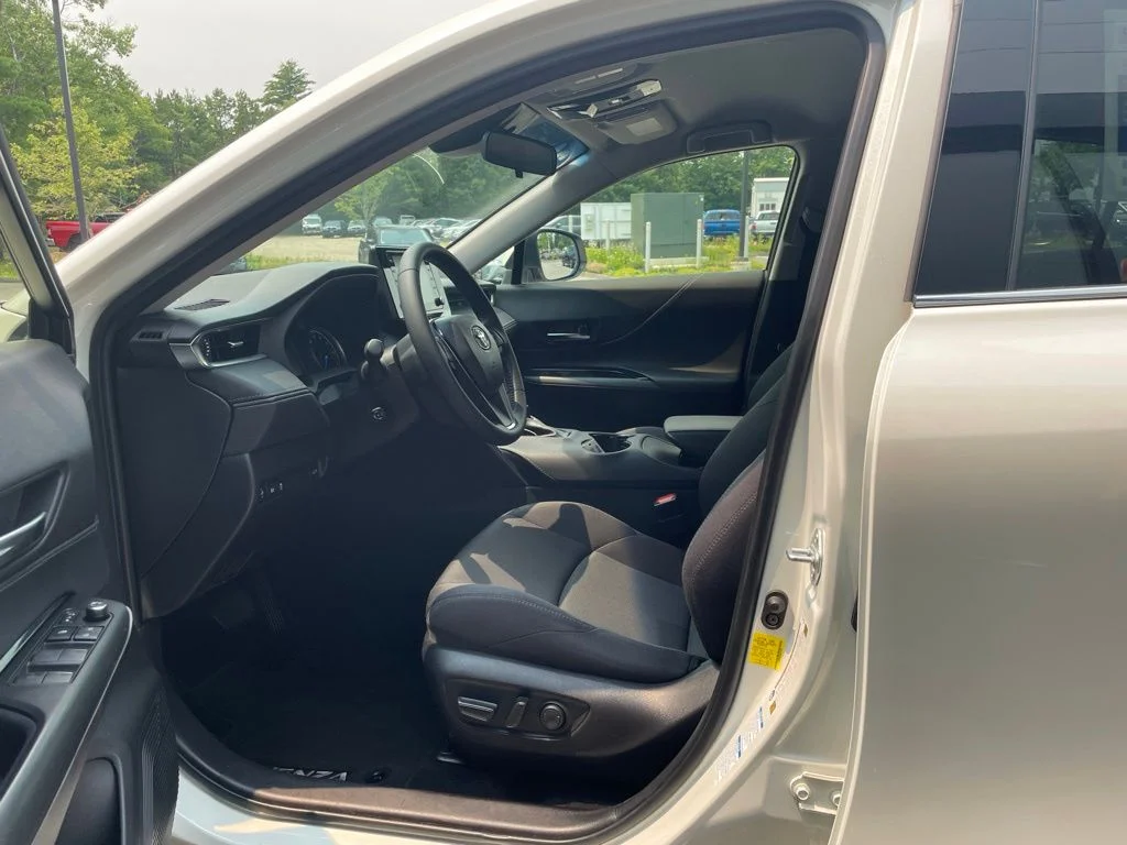 Used 2021 White Toyota LE image 10