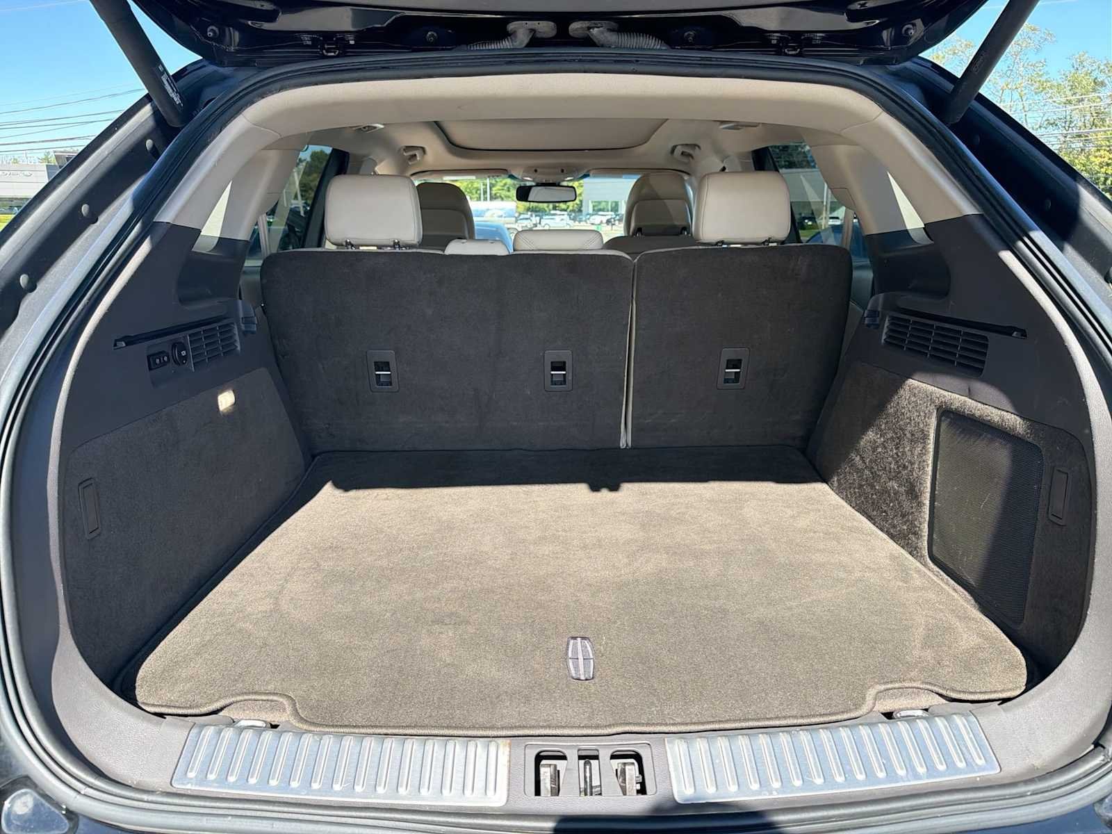 Used 2018 Black Velvet Lincoln Reserve image 33