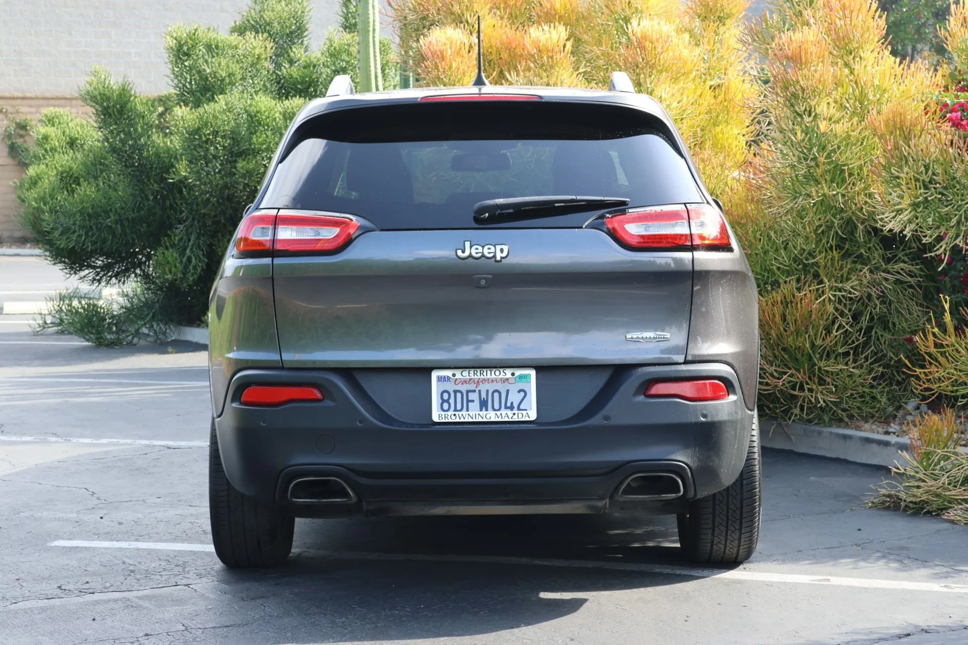 Used 2018 Gray Jeep Latitude Plus image 4