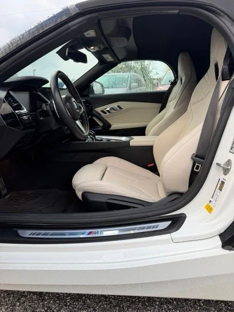 Used 2022 White BMW sDrive30i image 3