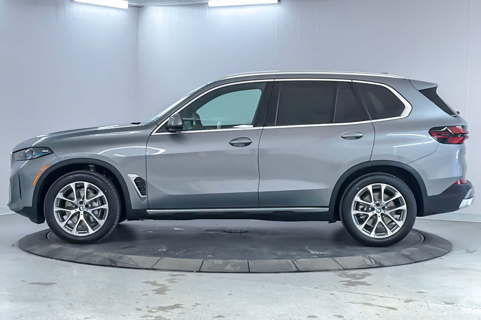 New 2026 Skyscraper Grey Metallic BMW xDrive40i image 5