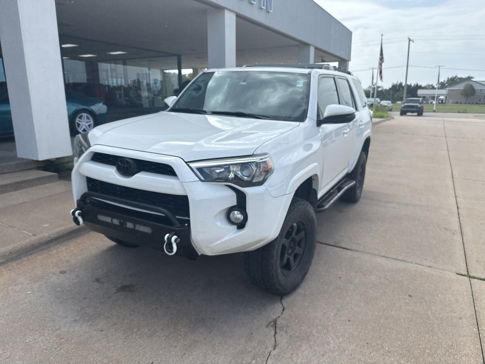Used 2019 Super White Toyota SR5 Premium image 2