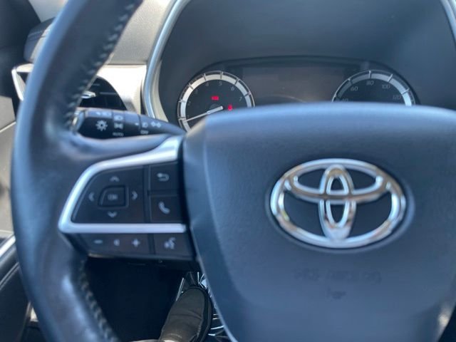 Used 2022 Gray Toyota Platinum image 18