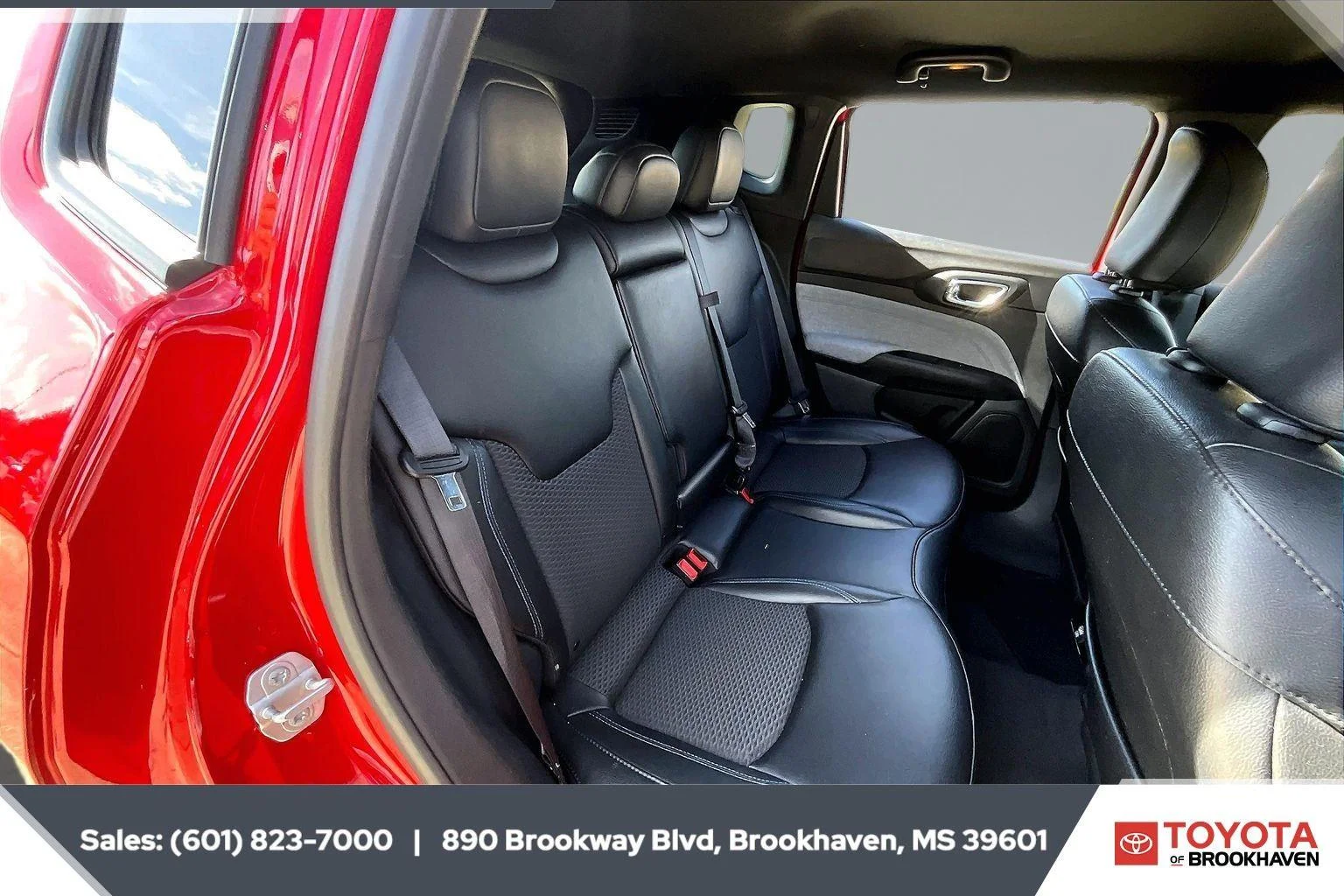 Used 2024 Red Hot Pearlcoat Jeep Latitude image 20