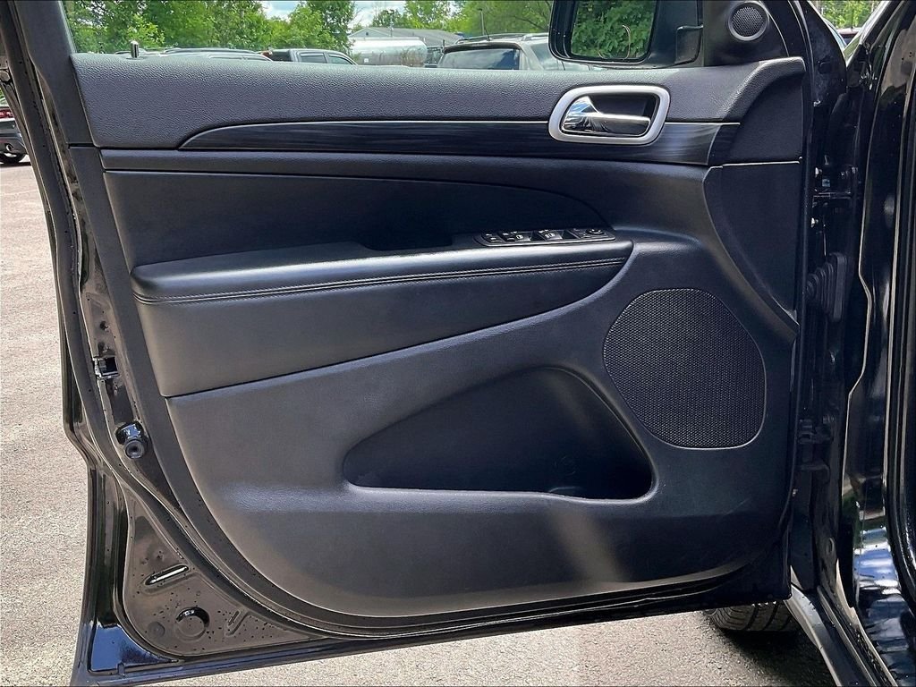 Used 2020 Black Jeep Laredo E image 9