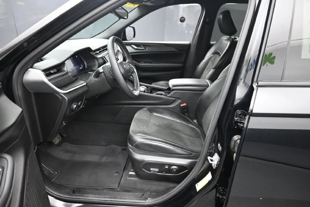 Used 2023 Black Jeep Altitude X image 16