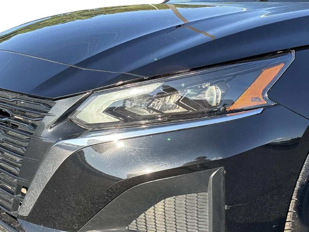 Used 2025 Super Black Nissan SV image 9
