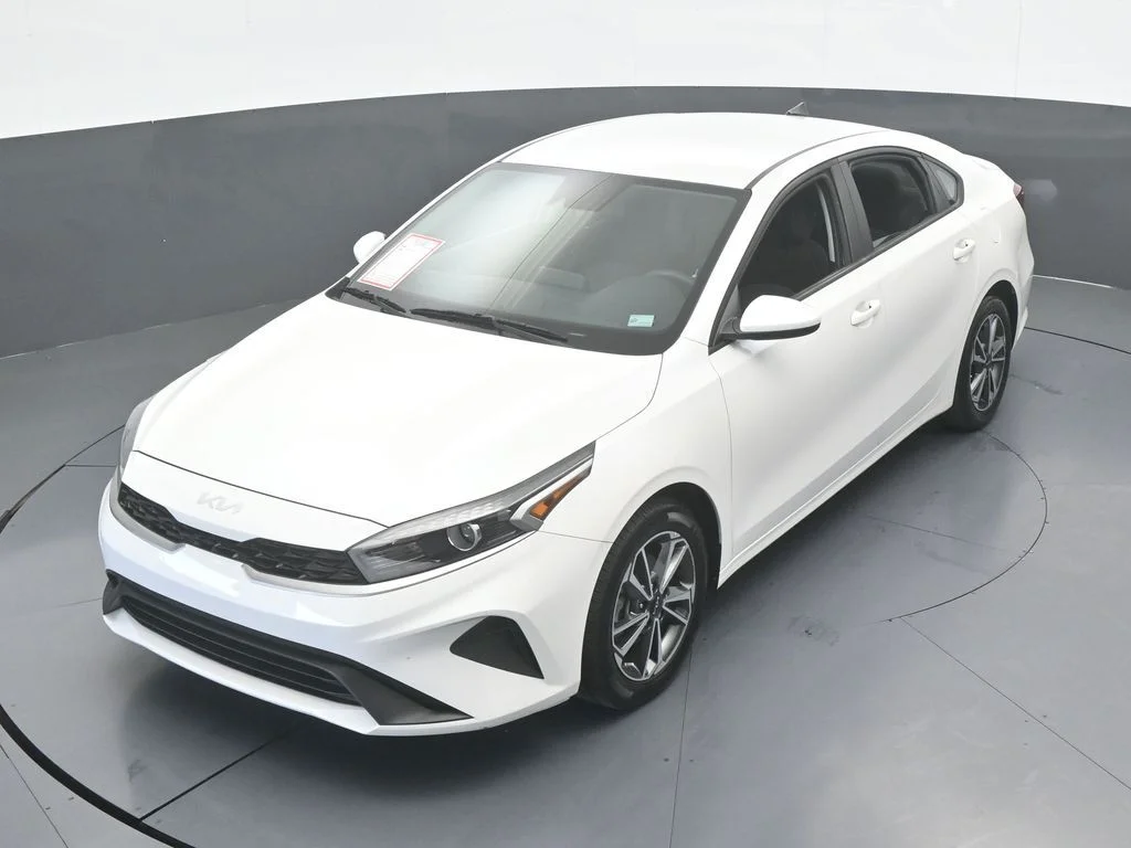 Used 2023 Snow White Pearl Kia LXS image 39