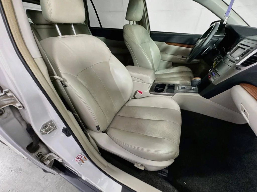 Used 2014 White Subaru 2.5i image 35