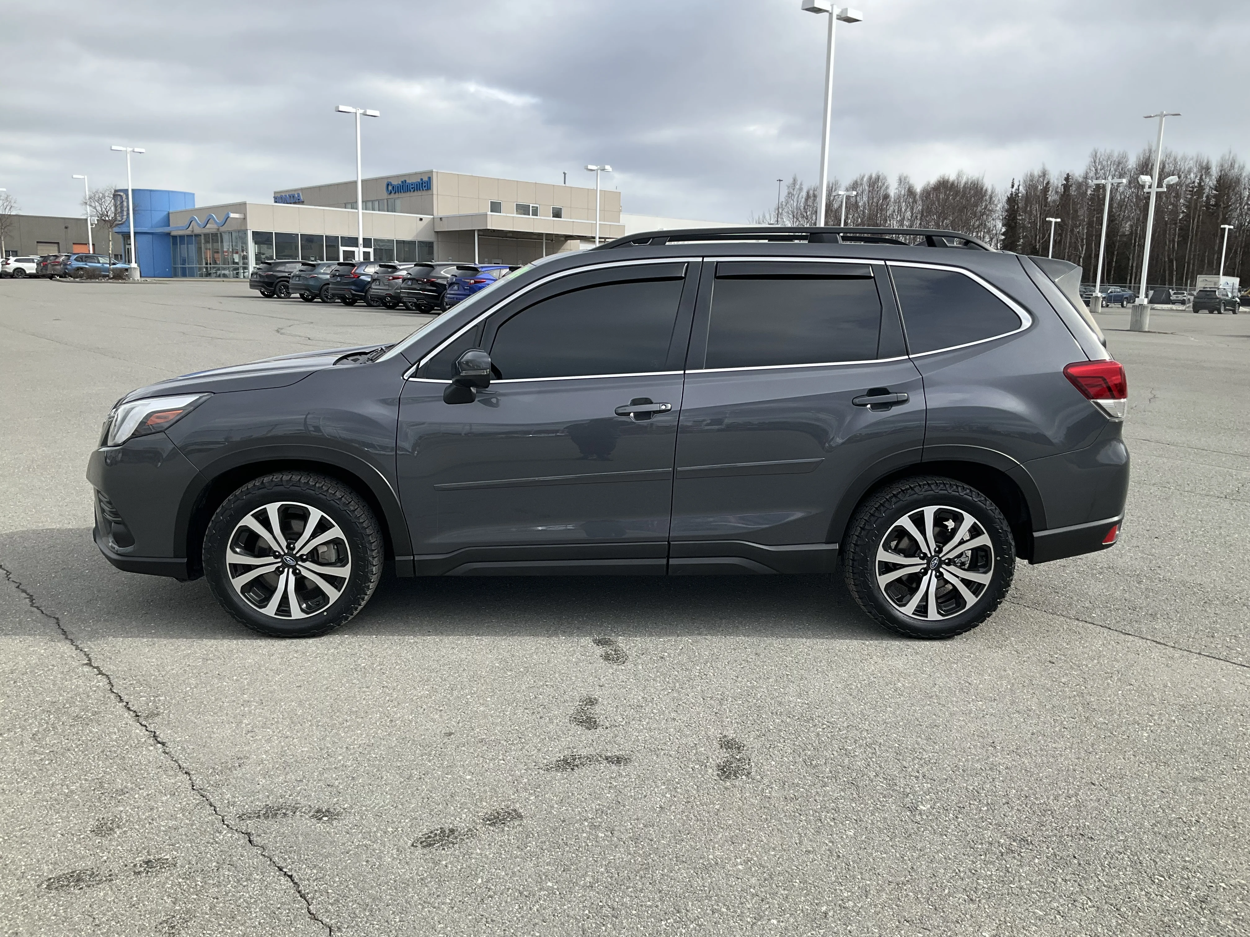 Used 2024 Magnetite Gray Metallic Subaru Limited image 3