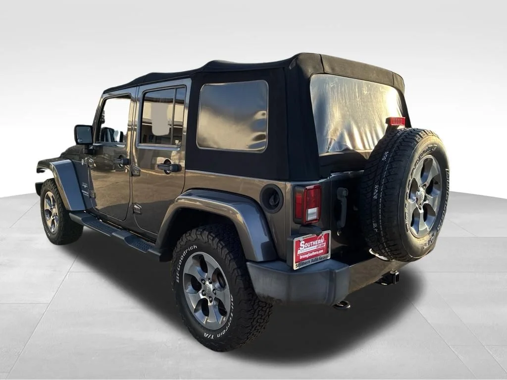 Used 2016 Gray Jeep Unlimited Sahara image 3
