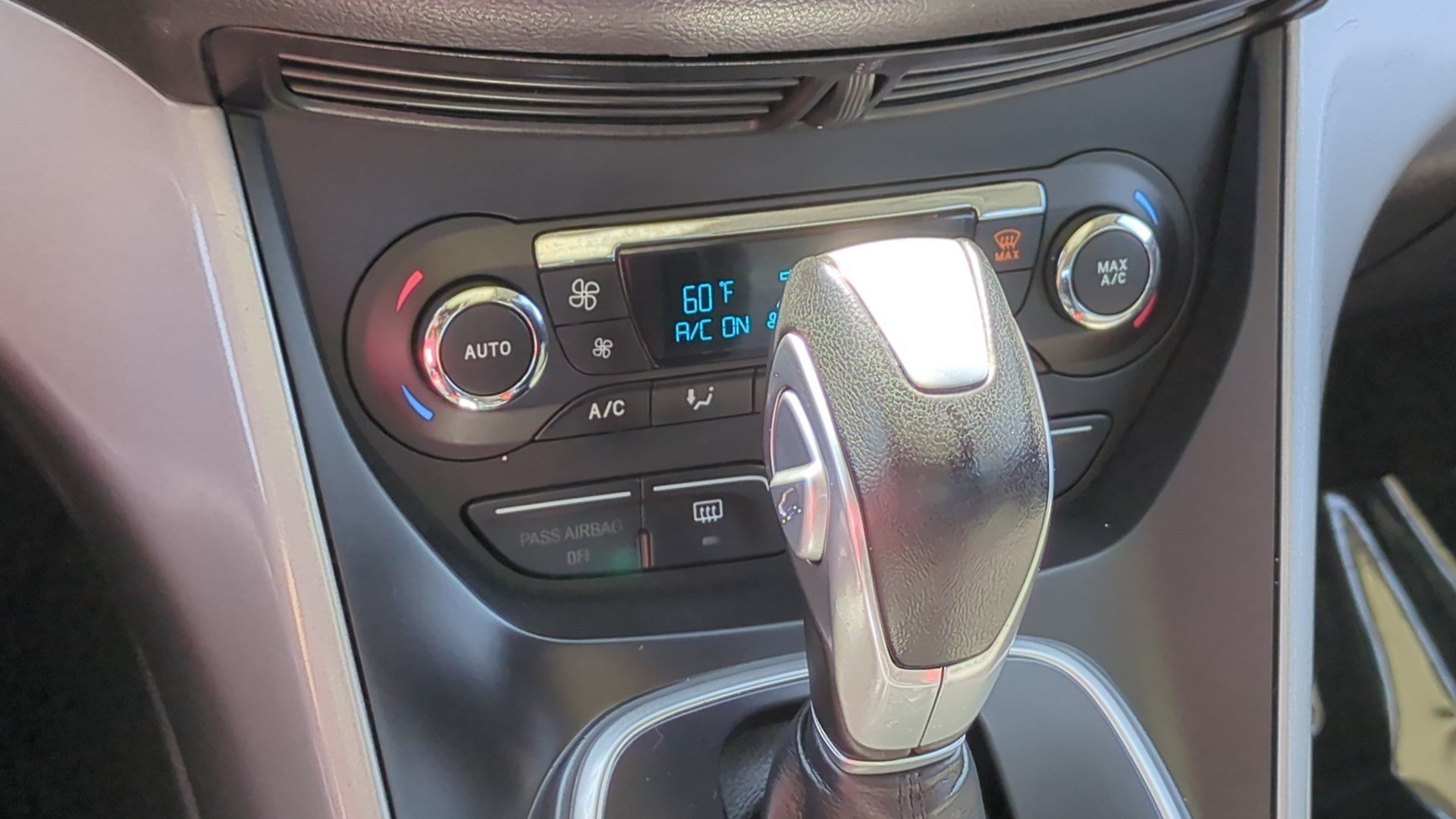 Used 2015 White Platinum Clearcoat Metallic Ford SE image 23