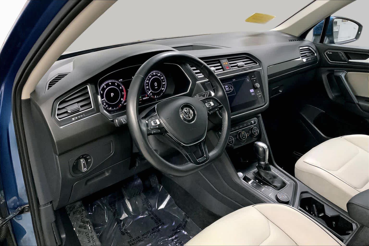 Used 2019 Deep Black Pearl Volkswagen SEL Premium image 18