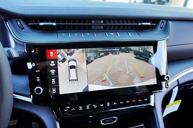 New 2026 Bright White Clear-Coat Exterior Paint Jeep Limited image 33