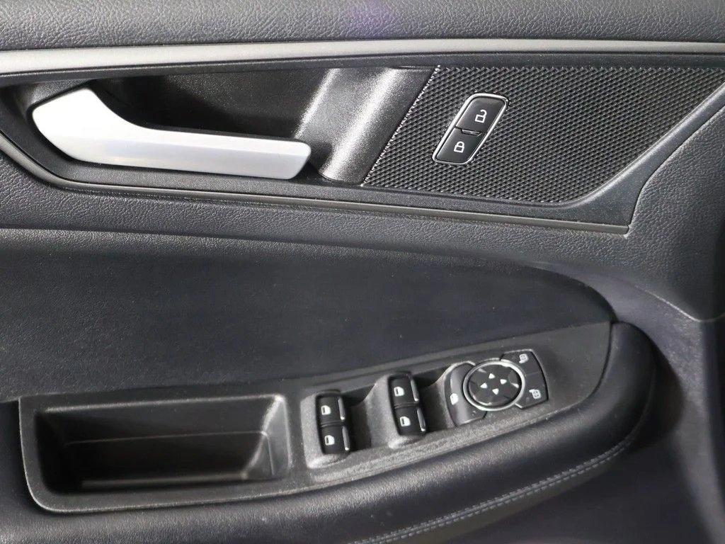 Used 2022 Silver Ford SE image 30