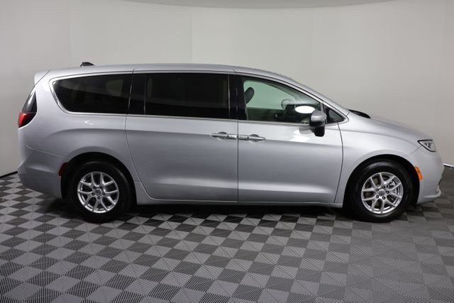 Used 2023 Silver Mist Clearcoat Chrysler Touring L image 9