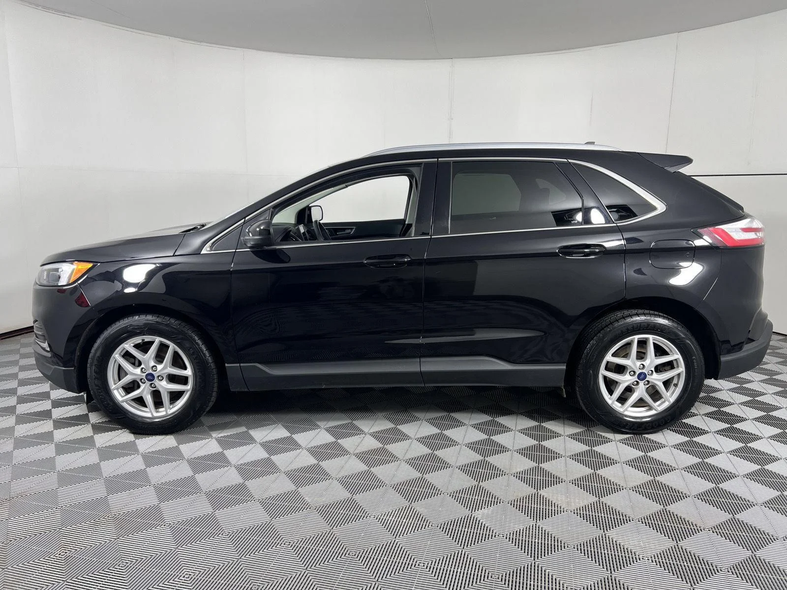 Used 2022 Agate Black Ford SEL image 7