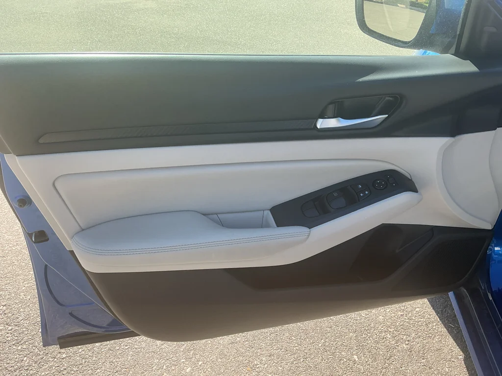 Used 2025 Bluestone Pearl Nissan SV image 10